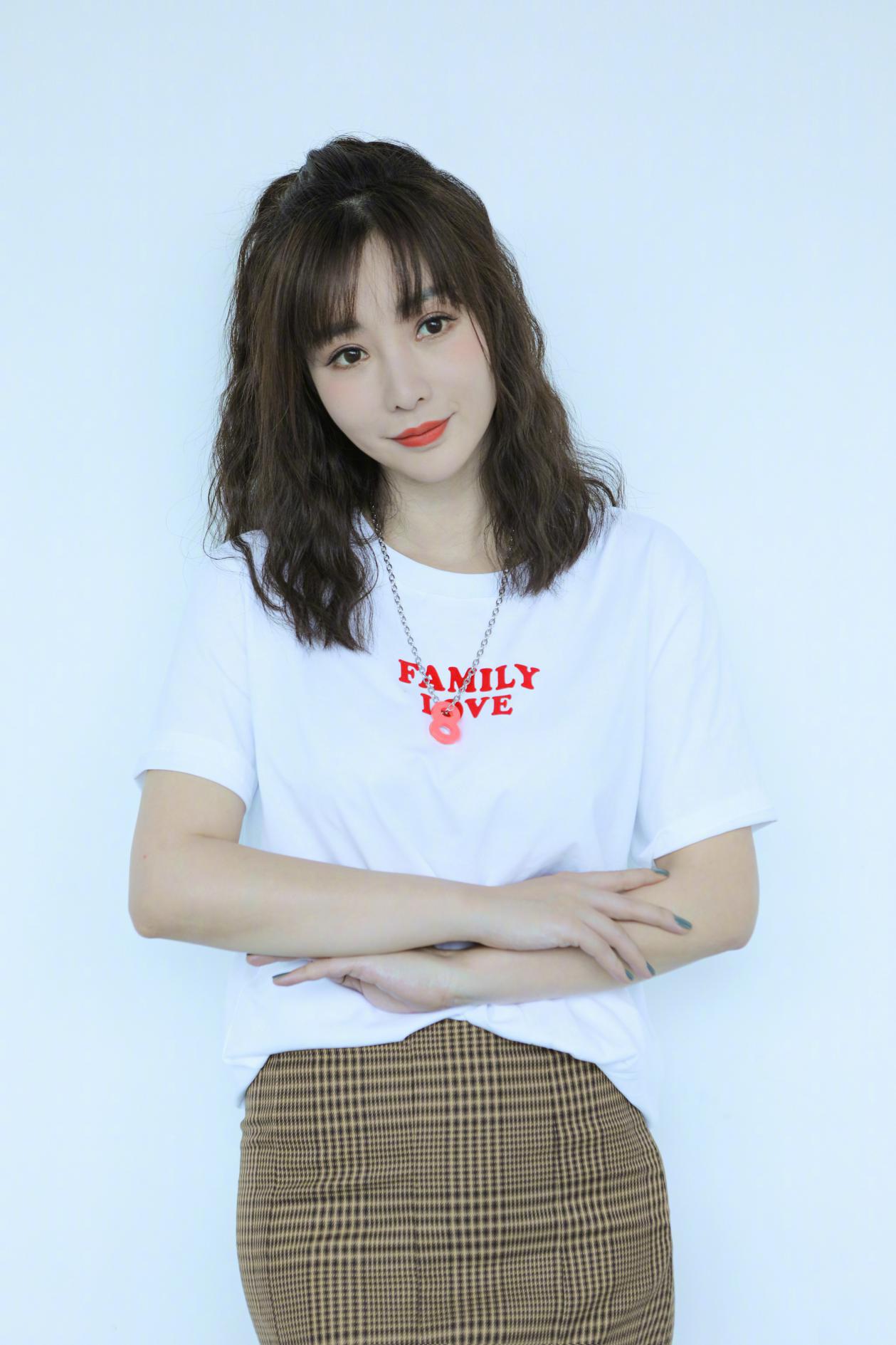 柳岩终于换发型波波头短发配空气刘海美成少女看着像18岁