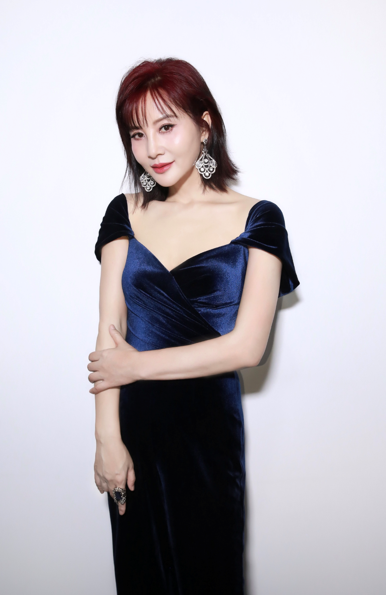 51岁陶红美出新高度一袭丝绒连体裤性感高级适当露肤太洋气