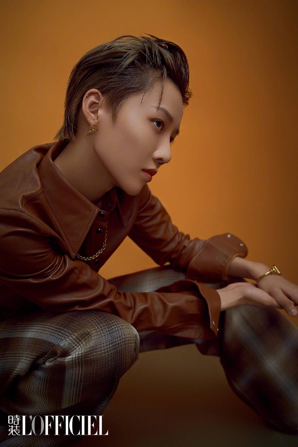 刘雨昕最新封面大片曝光,背头造型配个性耳挂酷炫帅气