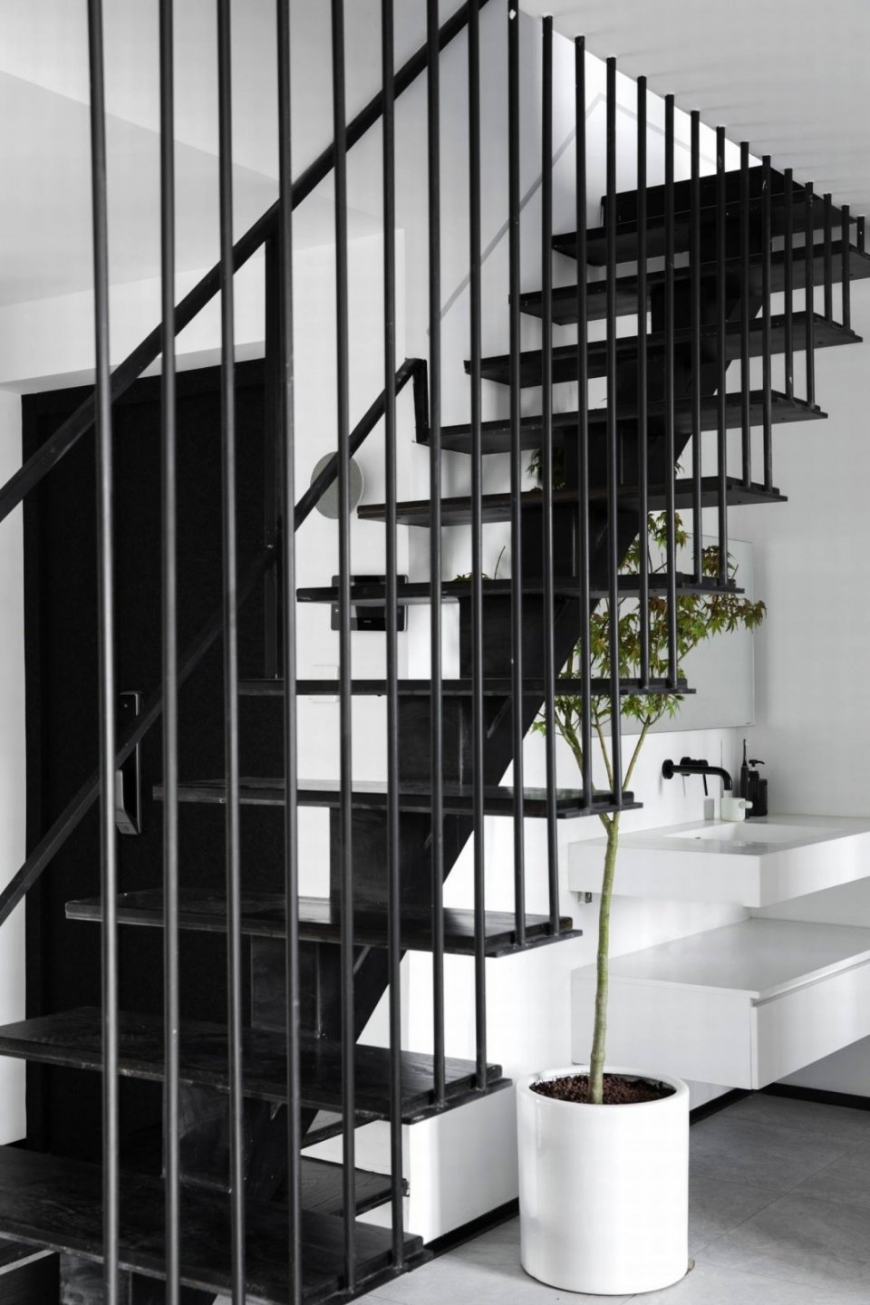 男青年的独居空间:180㎡极简黑白灰,坚持自律,享受简单生活!