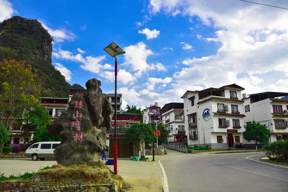 矮山门一座座漂亮的花园洋房与院落中小巧精致的平房相得益彰,配上