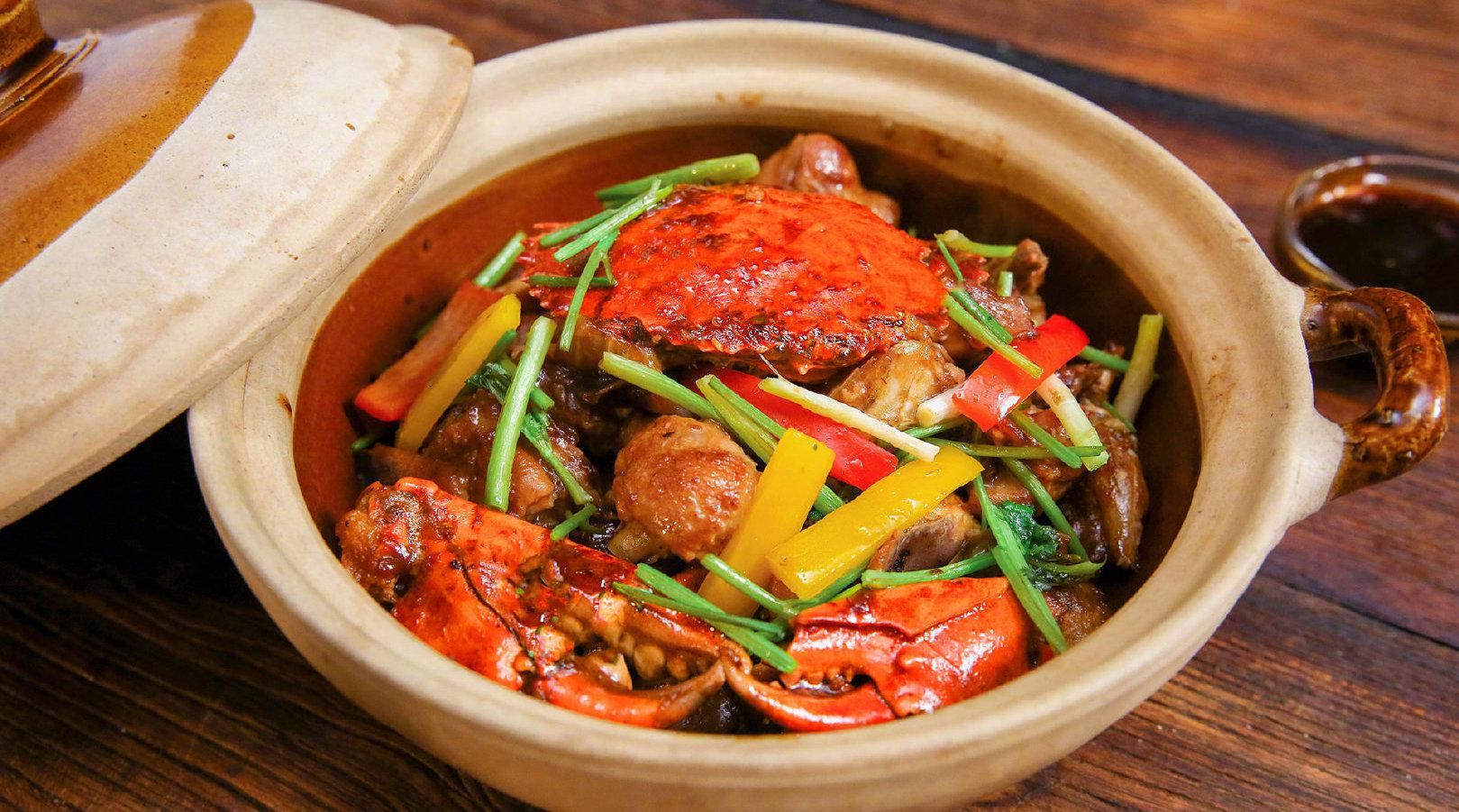 打开盖子的那一刻香气扑鼻烟火气侵袭凉爽天气吃蟹煲鸡实是痴迷蟹煲鸡