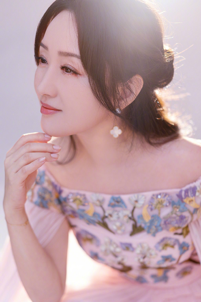 49岁杨钰莹晒照,穿礼服裙仙气飘飘,苍老的速度比一般人都慢
