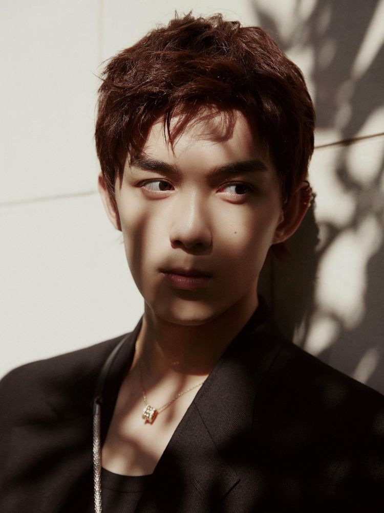 吴磊西装照颜值超高 身材修长潮流个性