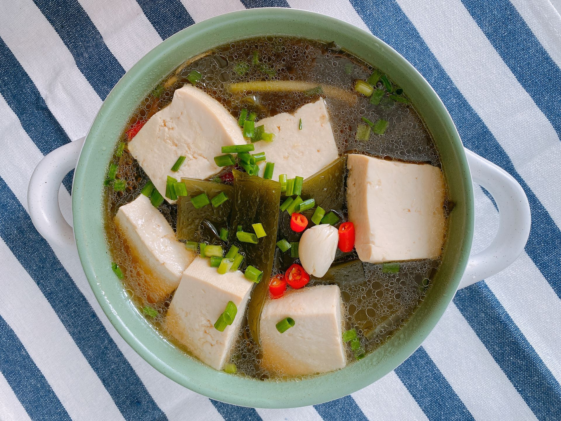 夏天就喝海带豆腐汤,做法简单,好喝不长胖,只要几块钱成本