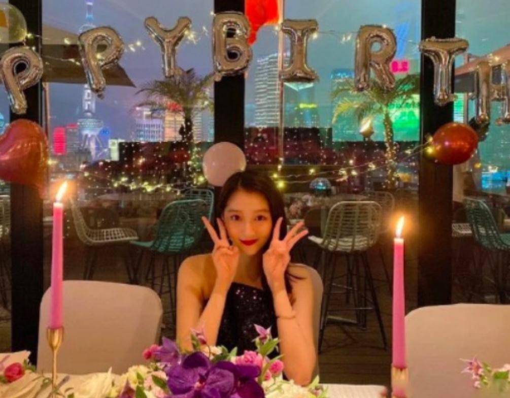 关晓彤生日蹦迪穿性感超短裙大秀身材满屏都是大长腿啊