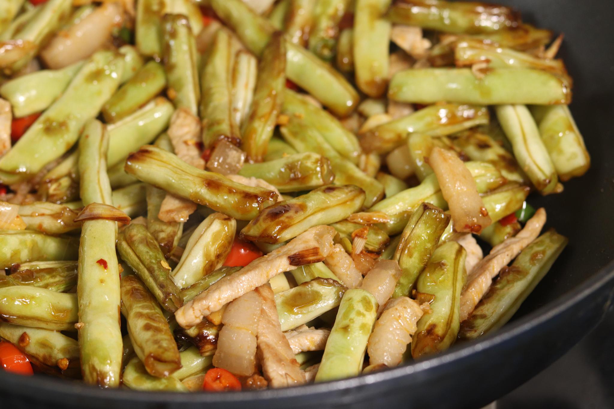 干煸豆角时,不宜放太多油,放少量油以中小火干煸至豆角呈微黄色.