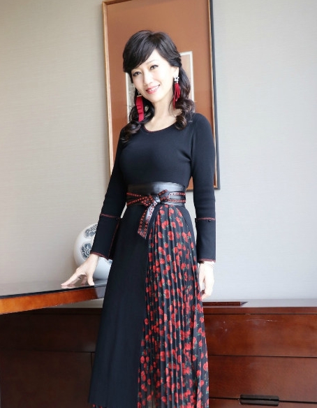 赵雅芝给人感觉是很有素颜和气质的女星,一举一动都散发着优雅的气质