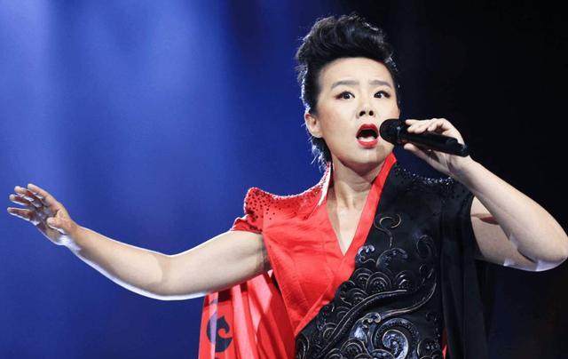 当年因神曲爆红网络,刚红就飘沦为酒席歌手,村民欣赏不来