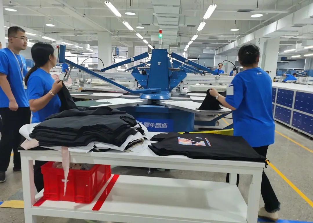 服装厂烫衣服图片大全（服装厂烫衣服的技巧）-第2张图片-潮百科