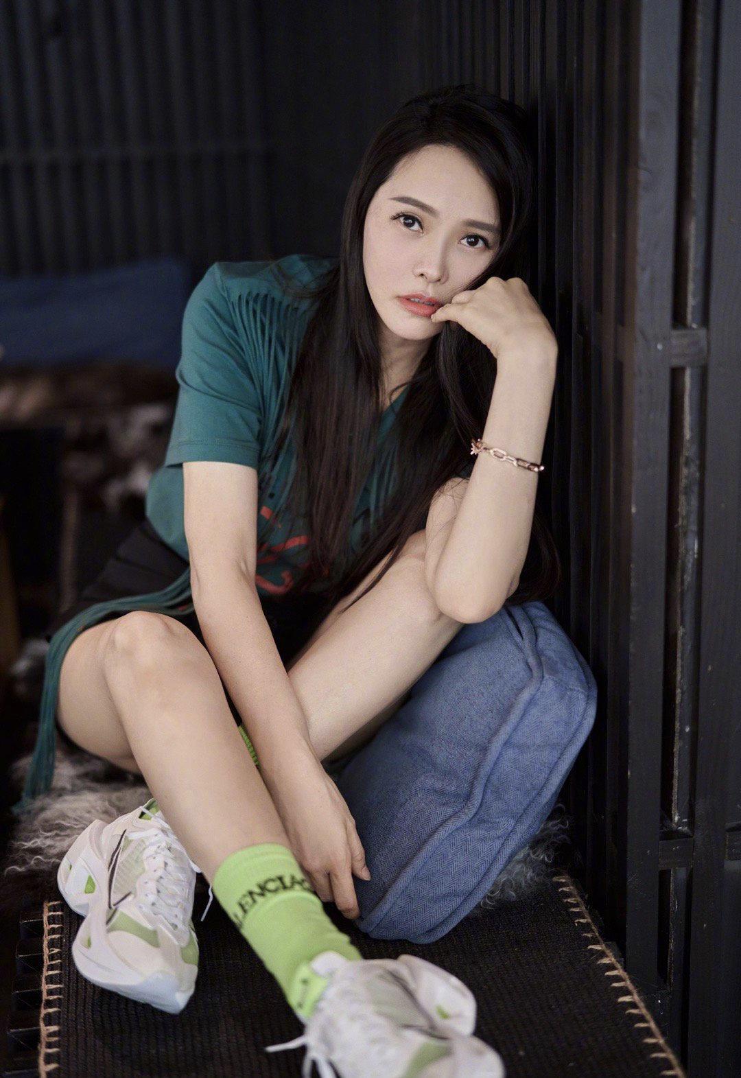 伊能静告别浪姐舞台再接综艺,碎花衬衣衣摆绑起,长发披肩似少女