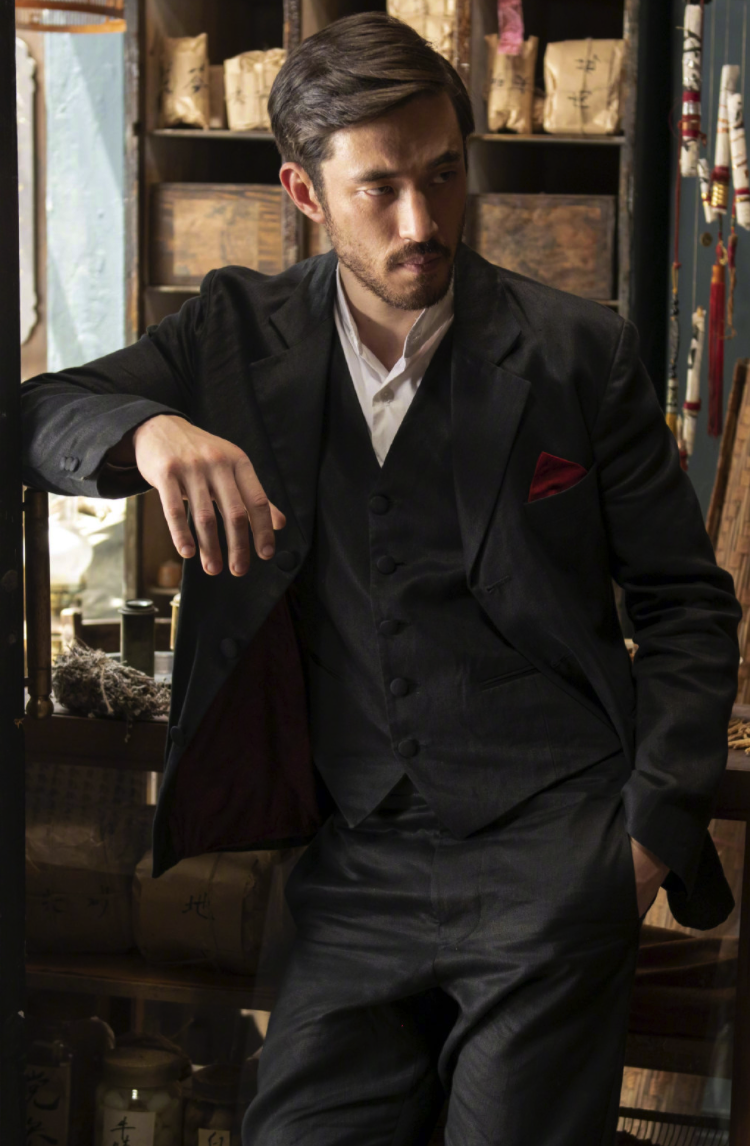 除了皮特,本片确认加盟的演员还有混血演员安德鲁·浩二,他曾经出演过