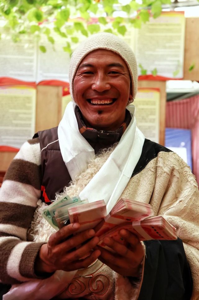 看西藏果芒村牧人脸上的"幸福答卷"