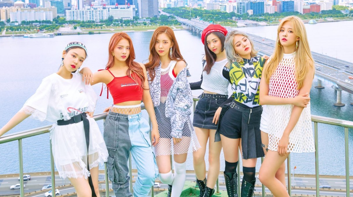 直播被逼漏腿,用衣服遮挡后,在镜头外被掌掴|女团|韩国|组合_新浪新闻