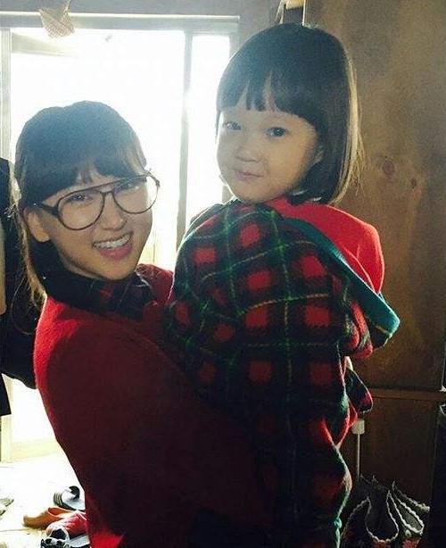 《1988》小珍珠长大了!时隔四年晒照,五官精致如瓷娃娃