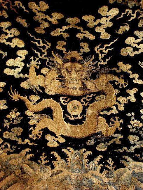 为什么秦始皇穿黑龙袍而唐太宗宋太祖却穿黄龙袍