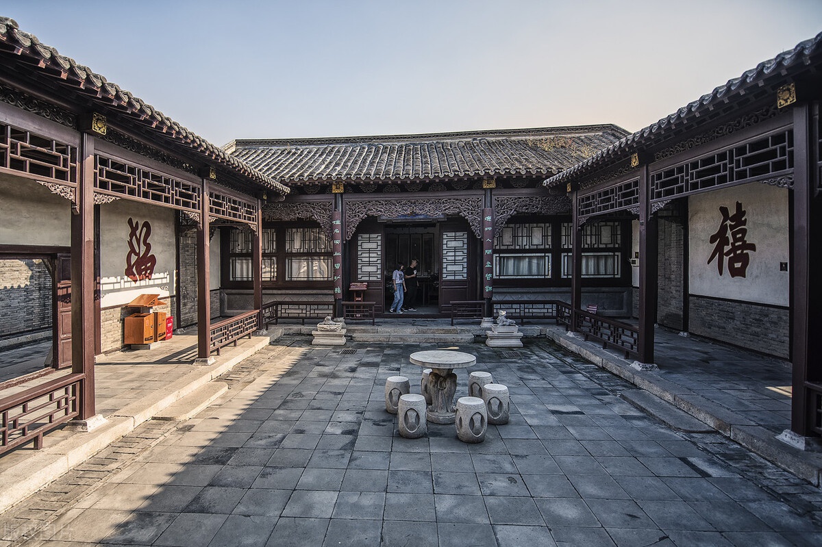 首先,整个石家大院是一个典型的北方四合院,其出名就是因为建筑的精美