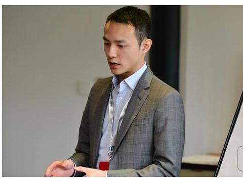 霍启文地位凸显,捧吕燕妮遗位送殡,父霍震寰系霍英东集团ceo