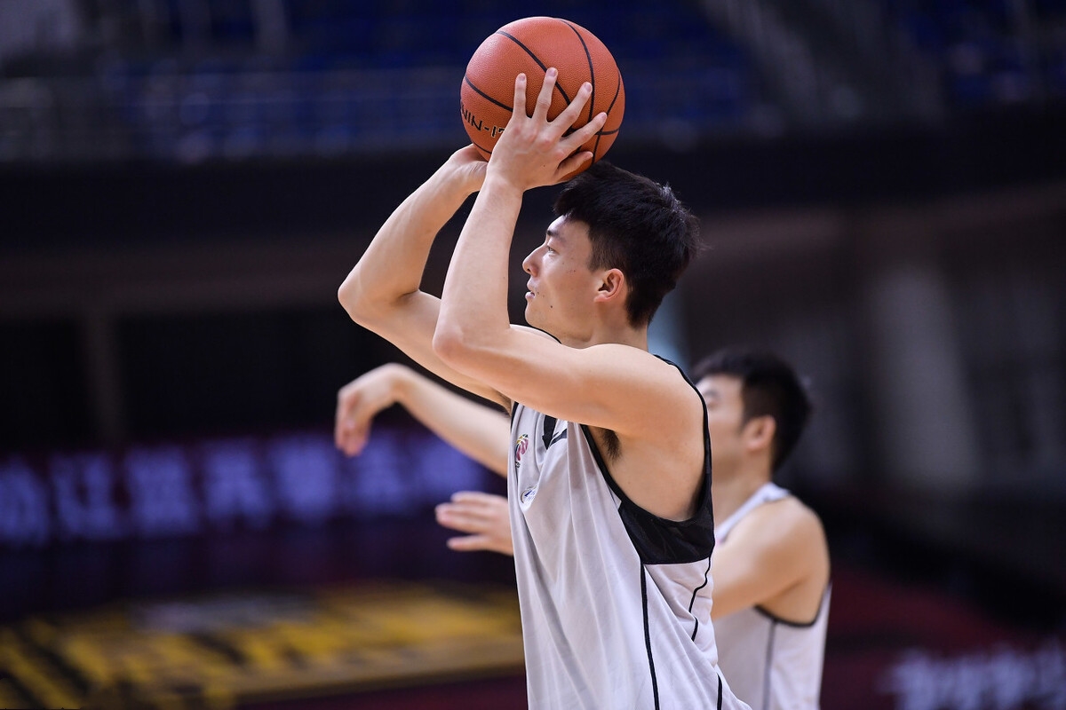 个赛季辽宁男篮的主要阵容的轮转会围绕着郭艾伦,赵继伟,梅奥,刘志轩