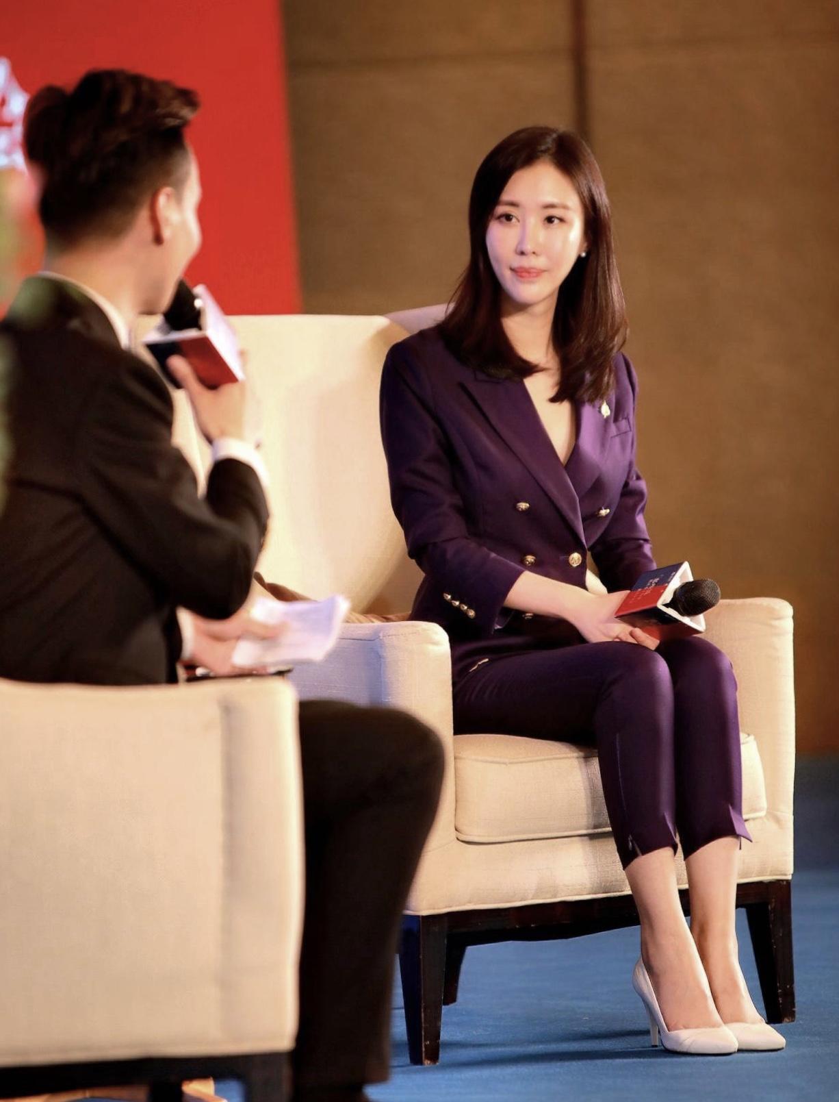 田朴珺真有女企业家风范,真空穿紫色西装套装亮相,贵族气息优越