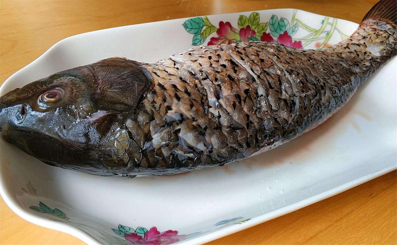 想吃香辣鲤鱼不用非得下馆子,在家这么做,香辣入味,回味无穷