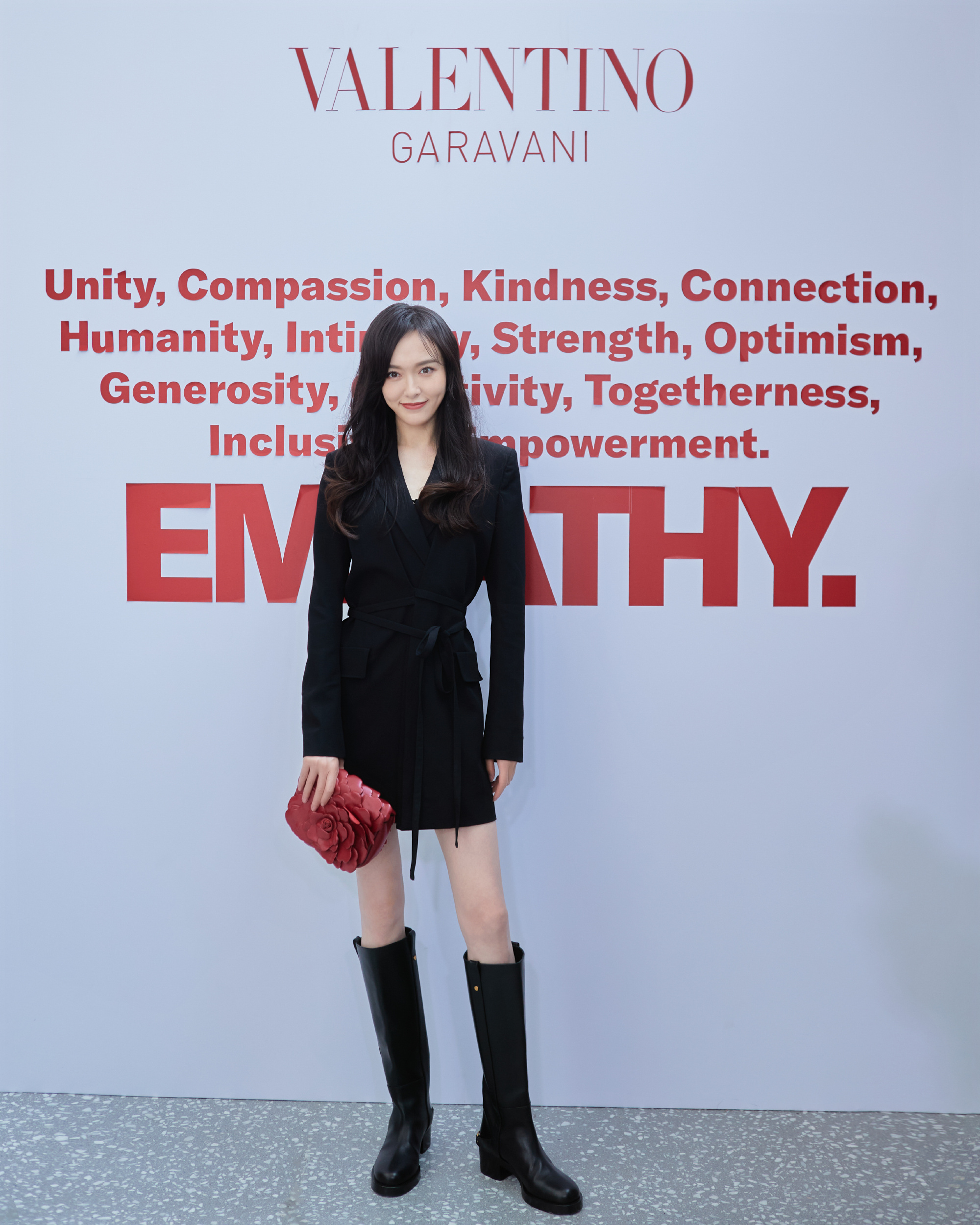 唐嫣终于要全面复出啦一袭西装裙大秀麻杆细腿离开精修不得了