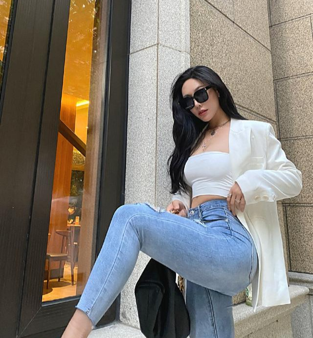 湖南臀神小辣椒,纤腰粗腿爱健身,穿上修身牛仔裤后真是一绝