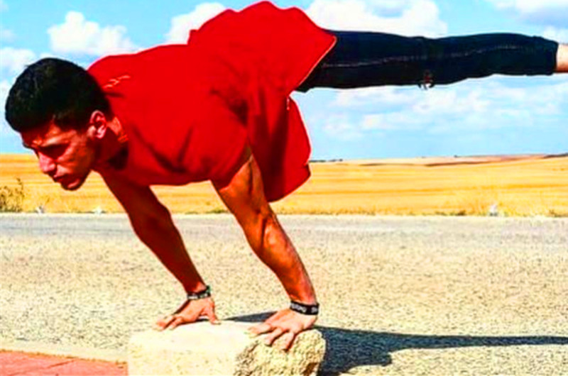 一,什么叫俄挺俄挺全名叫做俄式挺身俯卧撑,这个动作的构成是由俯卧撑