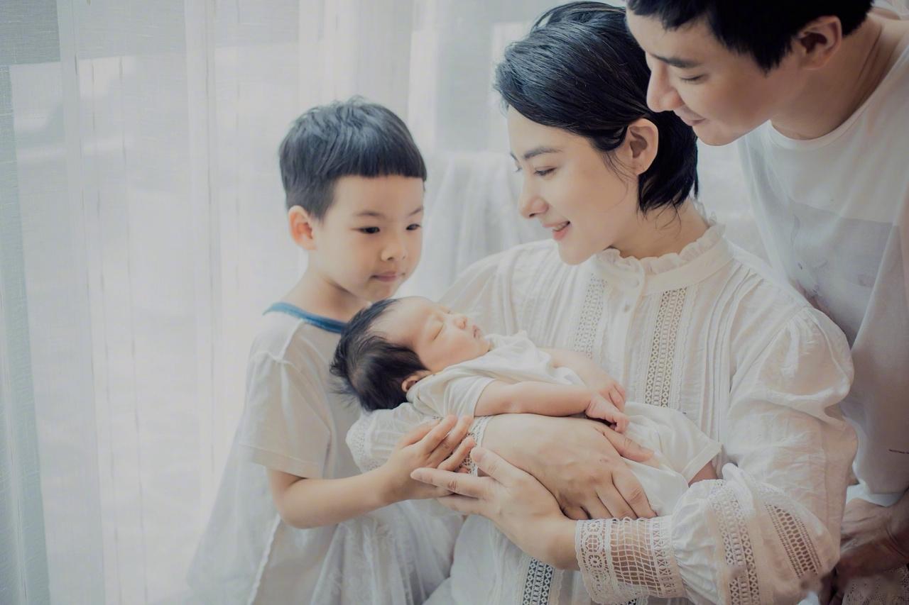 刘璇首度曝光女儿正面照,生完二胎手臂仍纤细,一家四口温馨幸福