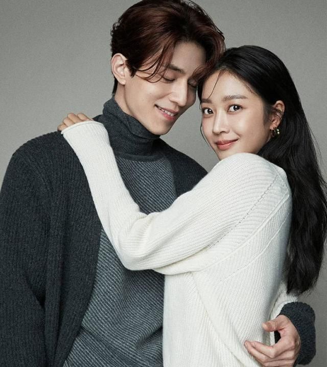 李栋旭画报公开,绅士手扶腰太温柔,赵宝儿咬唇撒娇不如刘仁娜甜