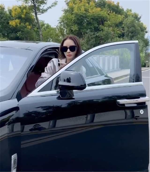 "午夜黑"劳斯莱斯,车价7位数,女车主00后,还是某集团千金