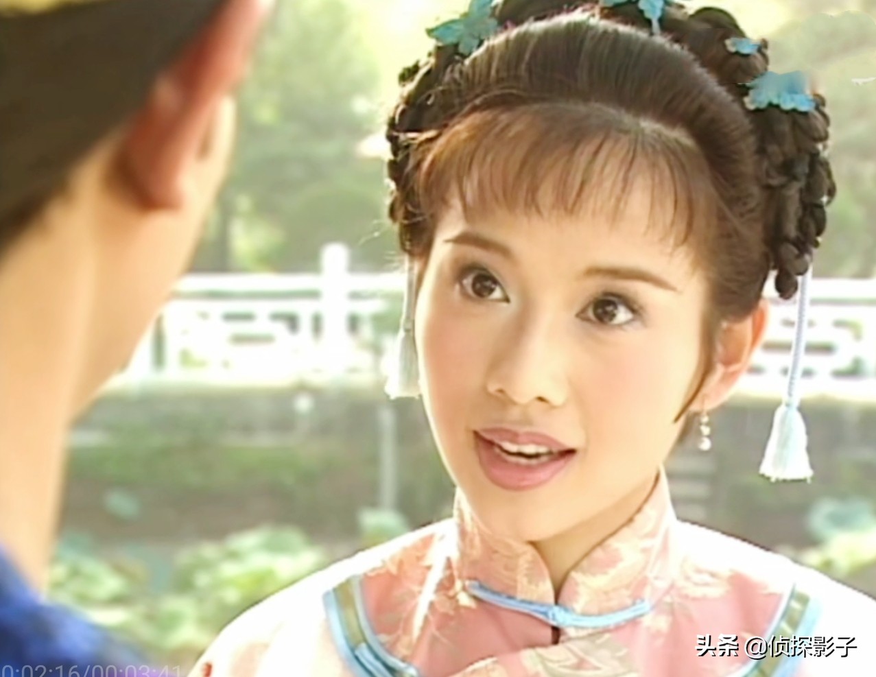 这部剧中,陈松伶同时扮演了岳心如,跟德妃长得一模一样,因而后来也