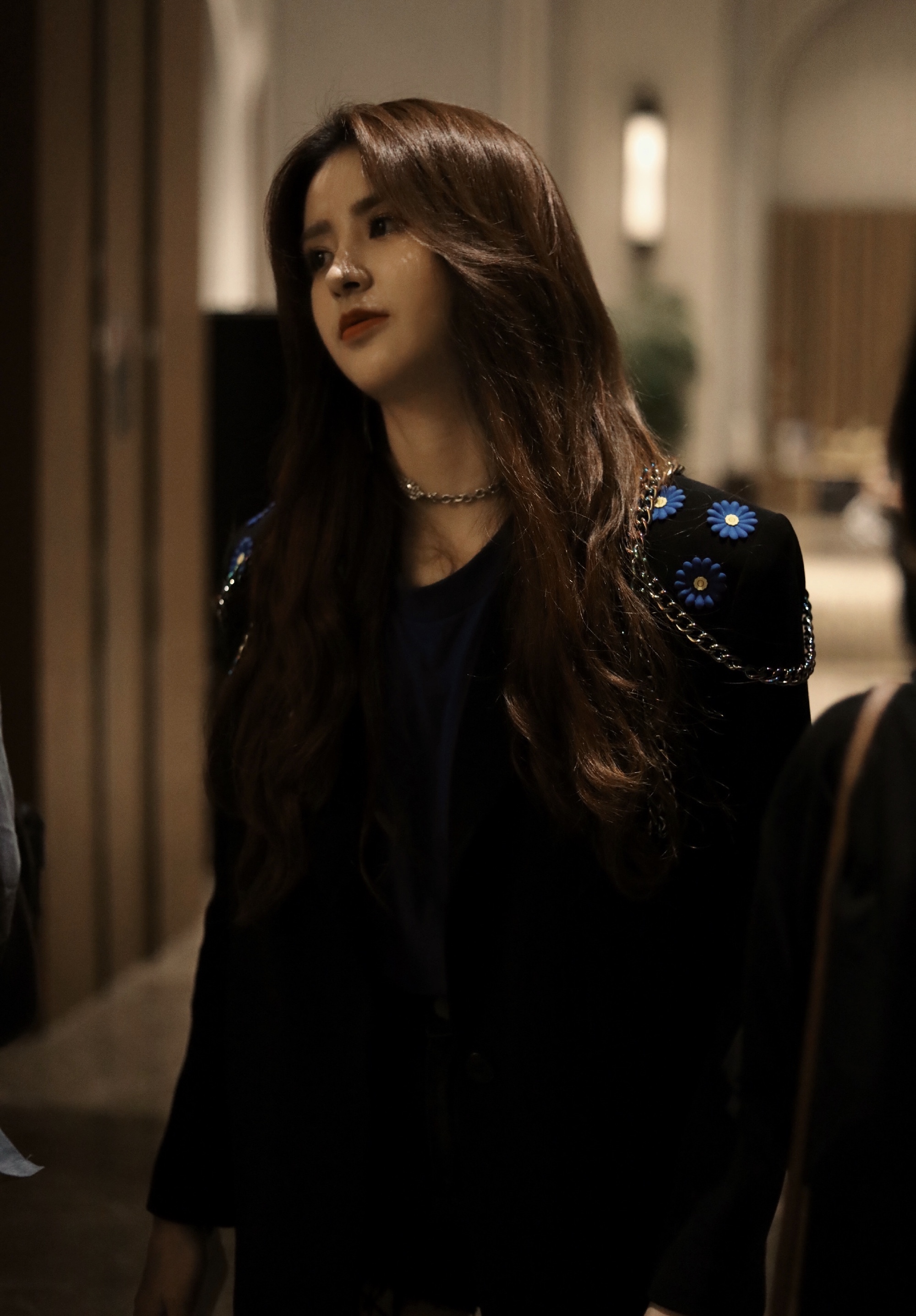 金子涵综艺感十足,今黑色宽松外套配短裤,不愧为超火少女明星