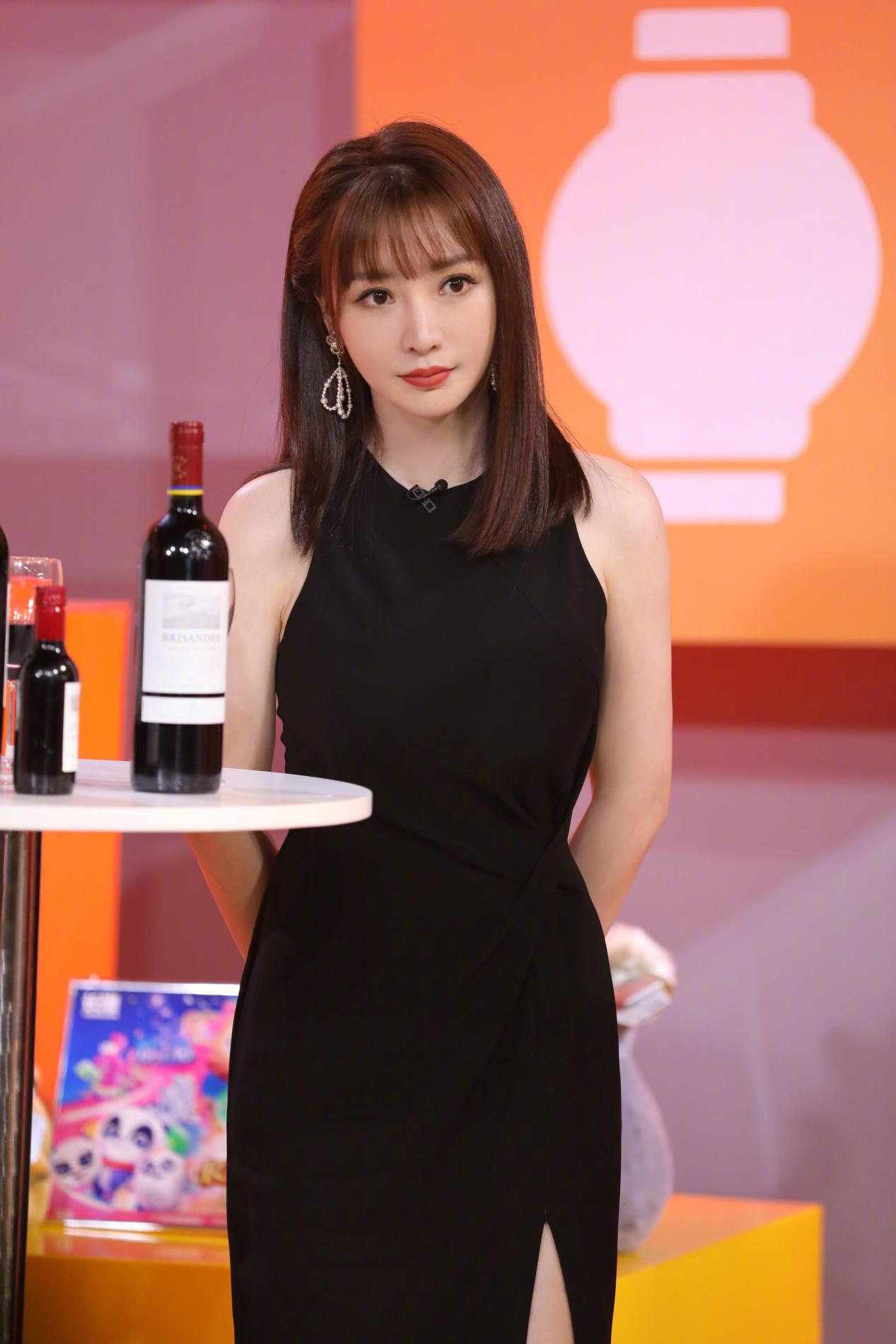 柳岩终于换发型,波波头短发配空气刘海美成少女,看着像18岁