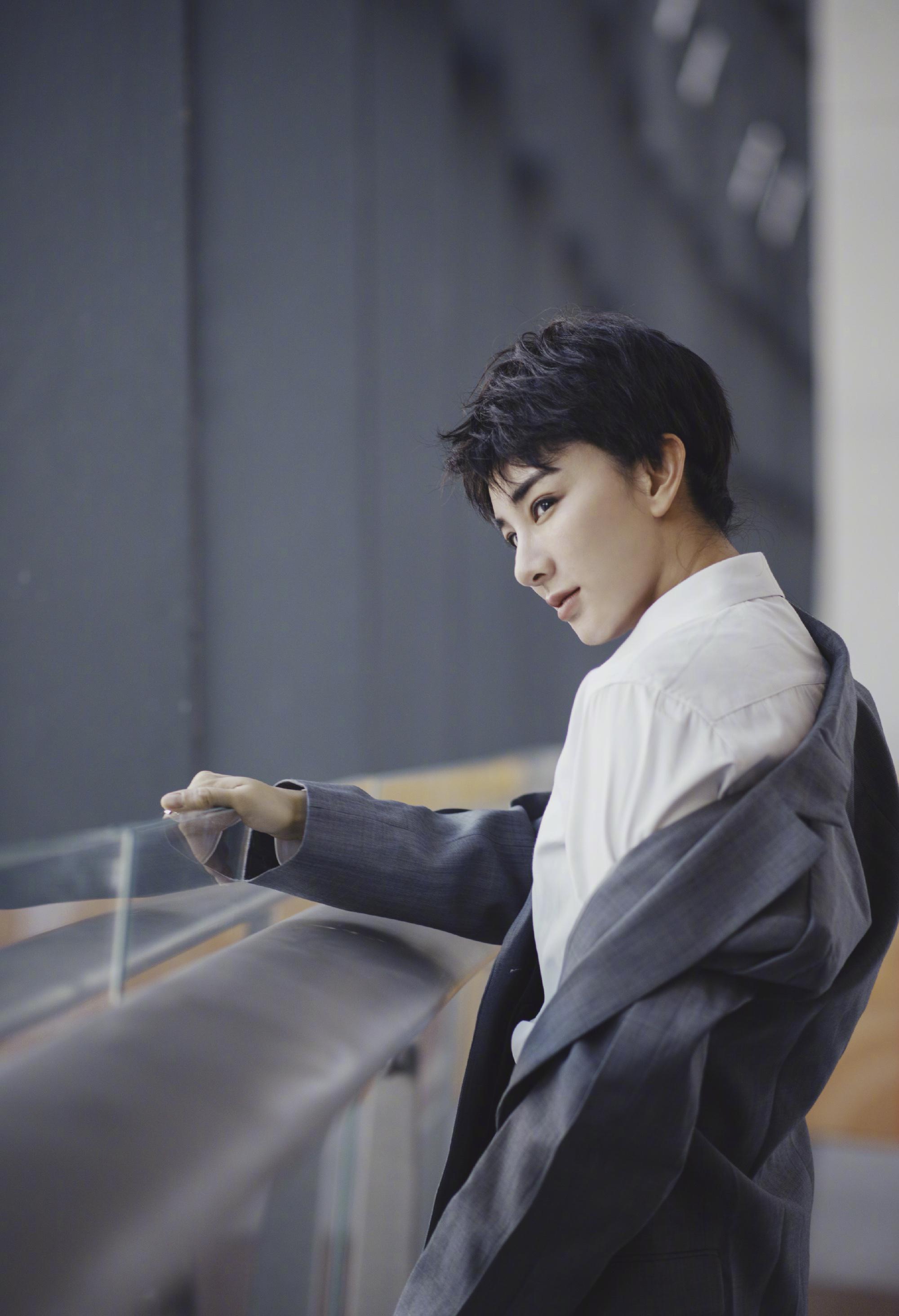 黄奕微博晒新造型中性风气势逼人个人状态越来越棒