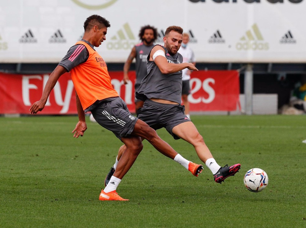 瓦拉内训练上脚puma ultra 1.1足球鞋