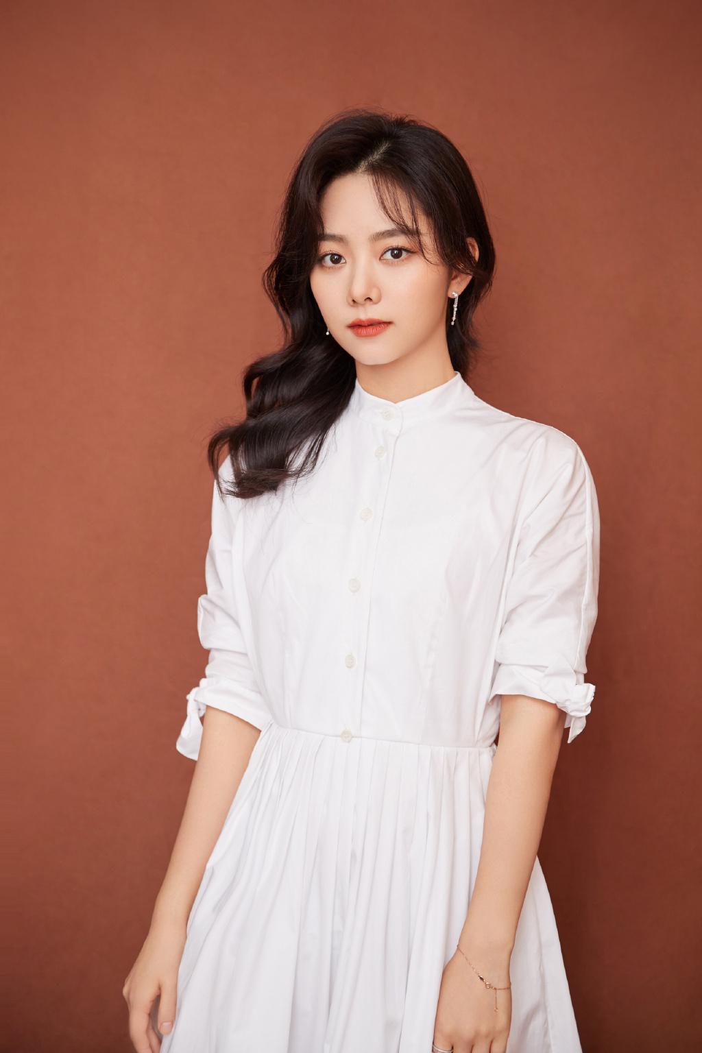 谭松韵穿衣品味在线,大波浪卷发搭配白色连衣裙,简约又大气