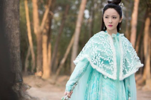 她是洪金宝的儿媳妇,曾给杨紫当配角,如今没名气却颜值在线