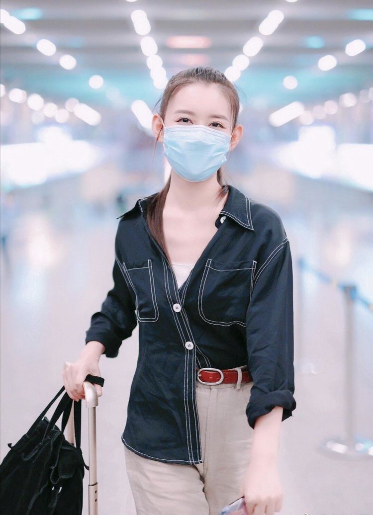 曾扮演童年姚芊羽蒋依依黑色衬衣配破洞卡其裤帅气十足