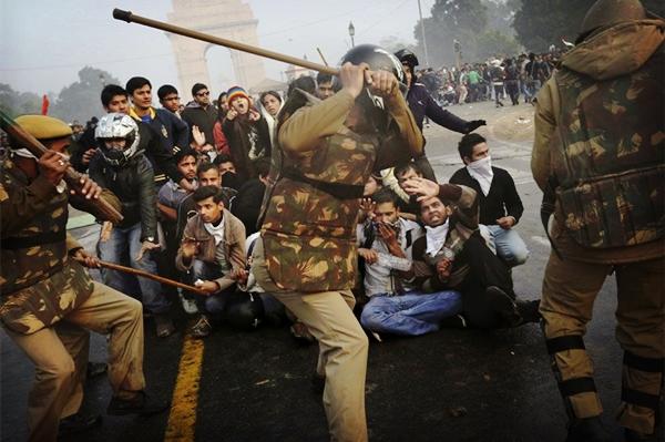 印度突然爆发大规模骚乱！警察赶到现场一顿棍棒，令美国网友叹服休闲区蓝鸢梦想 - Www.slyday.coM