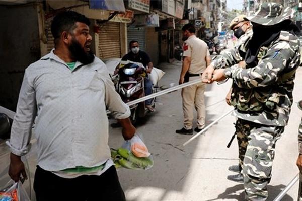 印度突然爆发大规模骚乱！警察赶到现场一顿棍棒，令美国网友叹服休闲区蓝鸢梦想 - Www.slyday.coM