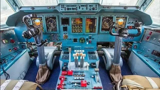 中美的三国战略运输机驾驶舱对比,运20vsc17vs伊尔76谁更强!