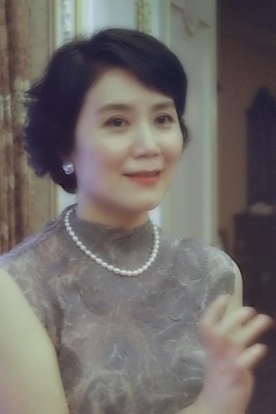 严晓频,演《北京人在纽约》而出名,嫁给初恋后,生下两子很幸福