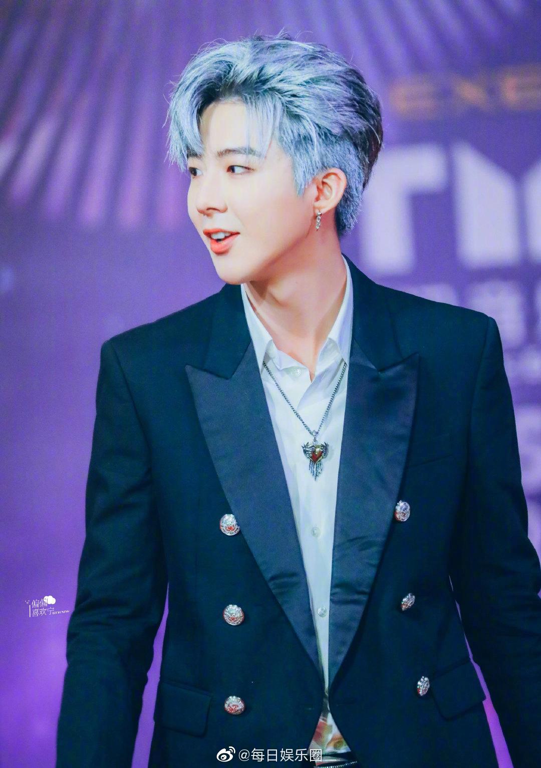 看看爱豆的银灰色系头发