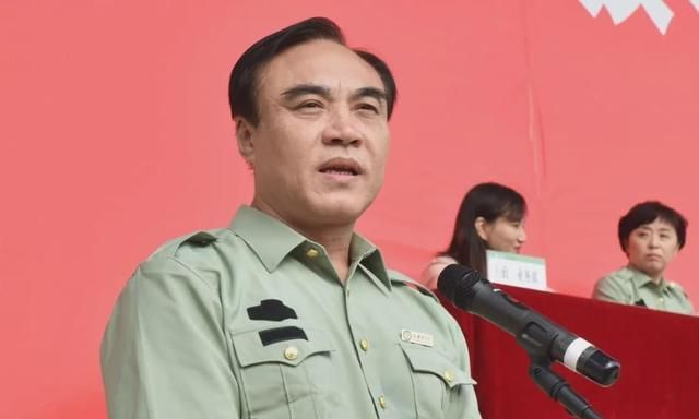 向承担新生军训任务的陕西武警总队西安武警支队的军训教官致以亲切的