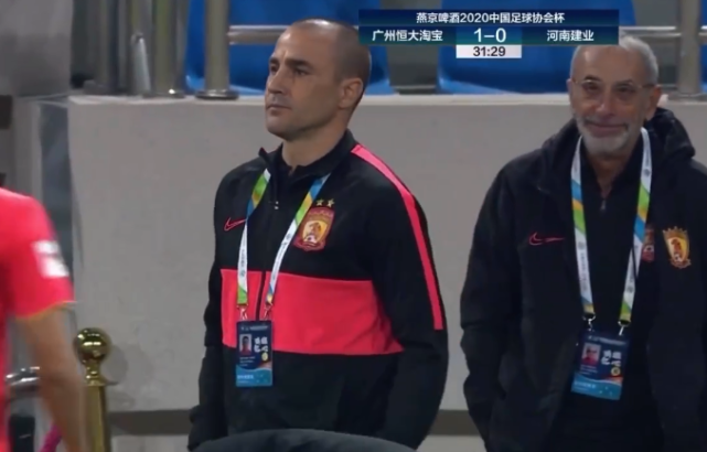 恭喜,国足归化大将进球!双膝跪地指天庆祝,保利尼奥替补席叫好