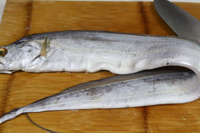 秋风起,带鱼肥,教您带鱼的家常做法,外酥里嫩超好吃