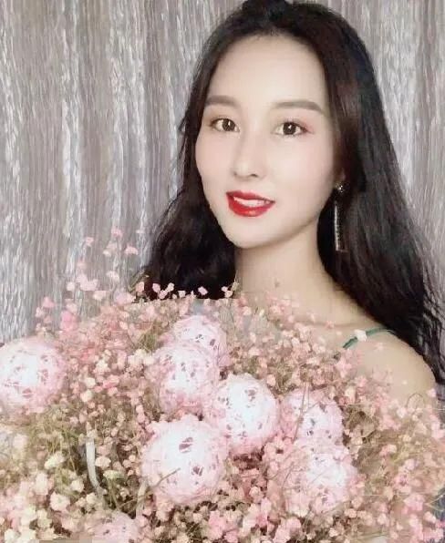 老婆惊艳了,绿色吊带裙搭波浪卷,气质不输明星|谢孟伟|郭珊珊|嘎子