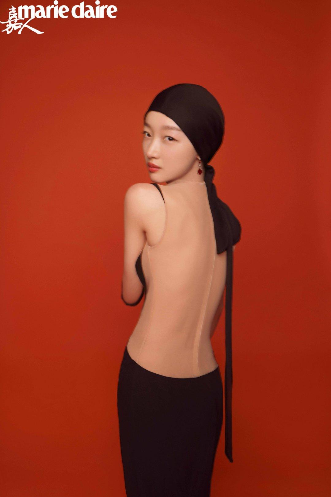 周冬雨首次秀性感没翻车光着后背大秀好身材背影诱惑力十足