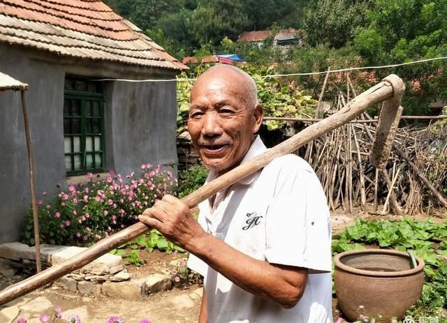 临朐一位八十七岁老人护路情